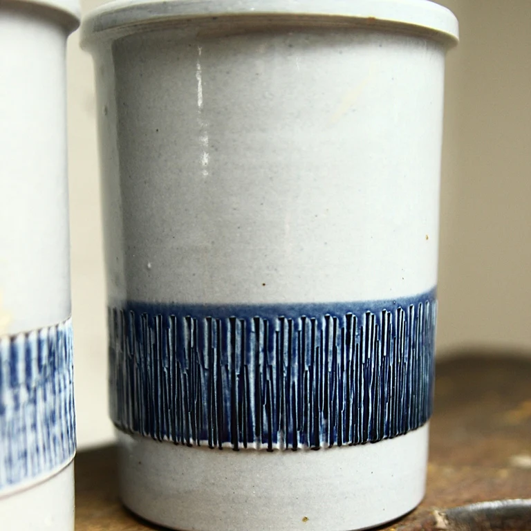 Utensilienhalter mit blauer Strukturglasur - Image 6